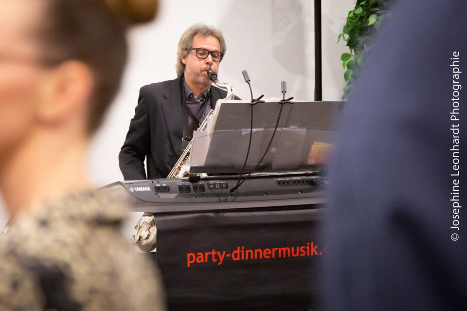 Alleinunterhalter Alleinunterhalter mit Keyboard und Saxophon